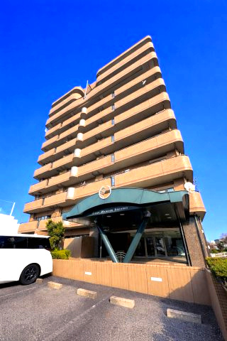 ゆとりある敷地に建つマンション