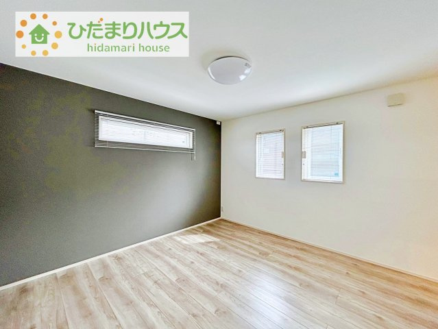広めの主寝室は、ベッドの他にもパソコンデスクやドレッサーなども置けちゃいます(*^-^*)
