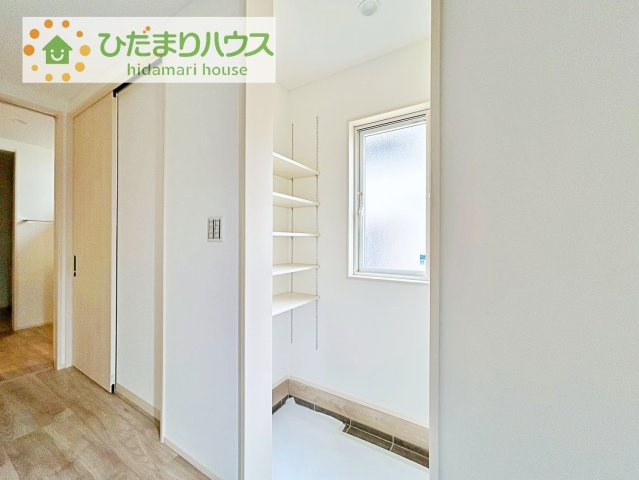 玄関にはシューズクロークがあるのでスッキリと片付きます♪靴以外にも屋外ホースやガーデニングセットなどもしまえて便利です！