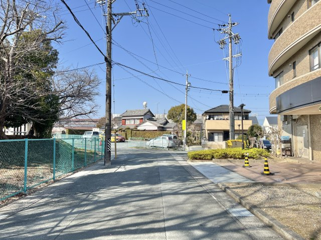 前面道路を北側を向いて撮影しました。