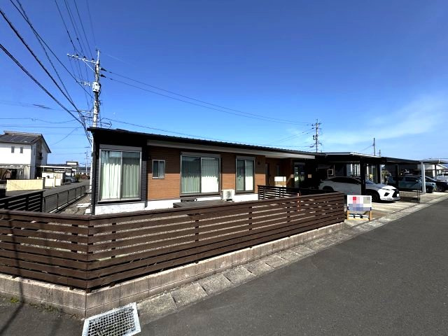 南向きの角地で陽当り・通風良好♪カーポート付駐車場2台可♪