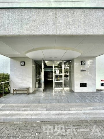 【エントランス】マンションのエントランスは、その物件の印象を決める、顔とも言える場所です。毎日通る場所ですからきれいなのが一番です。エントランス内はオートロックですので暮らしの安全も確保されています。