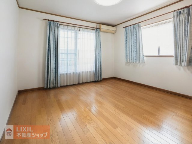 2階、南西の8帖の洋室です。（本画像はCG加工により家具・家財等を消去しています。実際の現況とは異なります。）