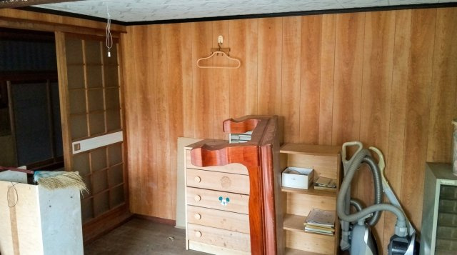 木目調の壁面で囲まれた、多用途に使える洋風の内装