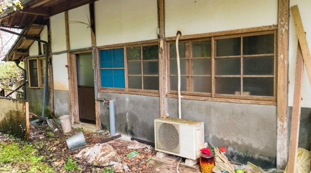 勝手口や屋外水栓、エアコン室外機が配置された建物側面