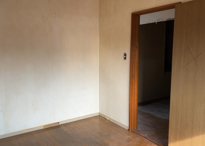 寝室でゆっくりと過ごすためにはベッド周りの適度な空間を担保することや窓の位置、照明の明るさ、寝室の広さなどを考える必要があります。自身や家族の構成とライフスタイルに併せて寝室にする部屋を選びましょう！