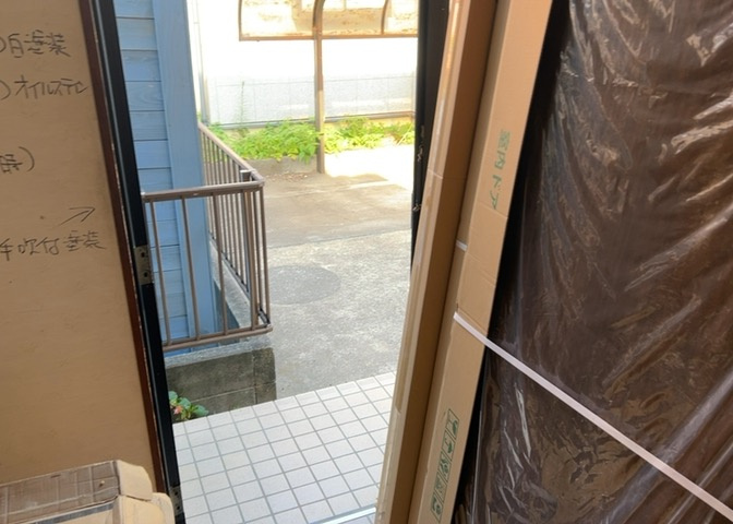 玄関は家の顔でもあり、家族以外の目にも止まる場所です。玄関は外との間を仕切る扉、靴などをしまっておく収納スペース、靴脱ぎのたたきスペース、来客とのやり取りをするドアホンなど複数のアイテムからなります。