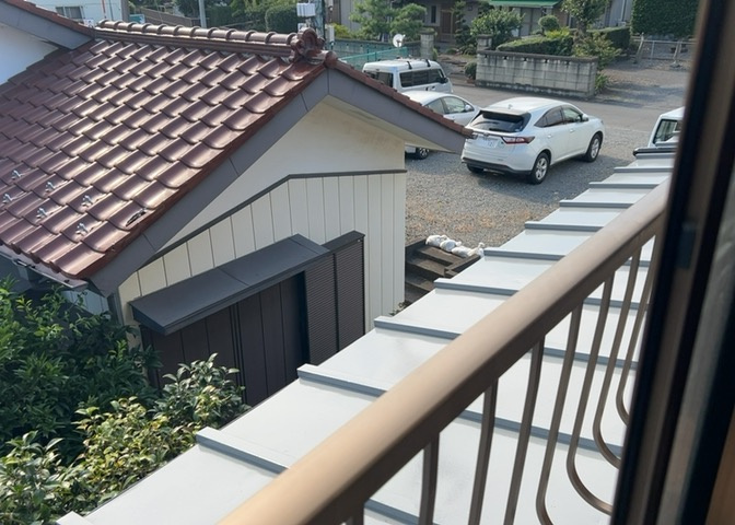 バルコニーは、室外の専用スペースのうち、「屋根がなく開放された空間」であるものを指します。ベランダより広いタイプのものが多く、日当たりもよいため家庭菜園などを楽しみたい人にとって適した環境となります。