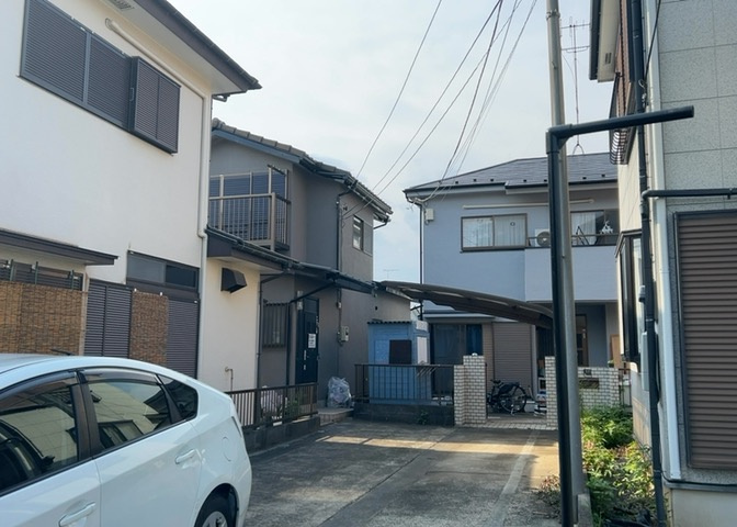 住宅用の土地では前面道路に2m以上接していなければならないと法律で定められています。しかし、お持ちの車のサイズやライフスタイルなどにより、2mでは利便が悪い場合もございますので、事前に確認しましょう。