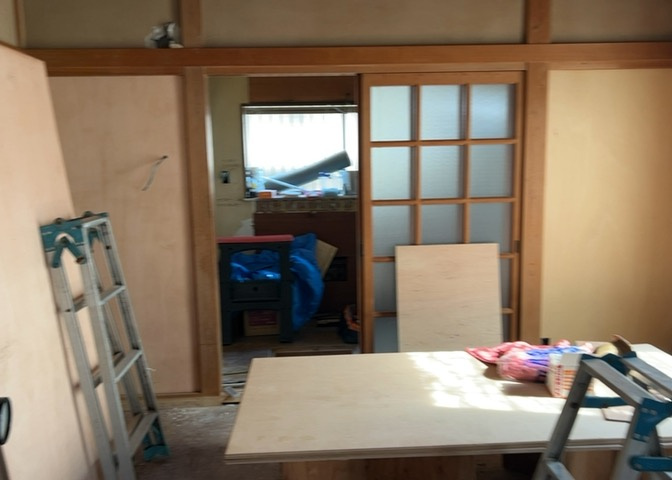 L型アイランドタイプは、キッチンからダイニングにもリビングにも目が行き届くので、とても使いやすい配置です。L字型独立タイプは、キッチンを独立させてるためLDKというよりもLDといった様なイメージです。