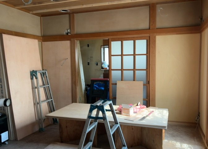 ダイニングにはダイニングテーブルセットなどを置くことが多く、間取りにおいて「D」と略記されますが、食事を作るときの作業場として使用したり、朝食を食べたりするときだけに使われるケースも少なくありません。