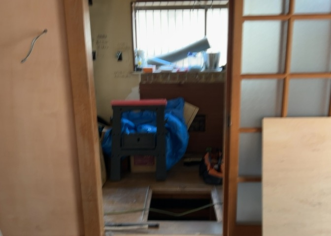 ダイニングとキッチンの間を扉や壁などで仕切らず、一体化させた間取りです。キッチンカウンターがついている物件ならば、食事をキッチンカウンターで取ることで、ダイニングスペースをリビングとして使用できます。