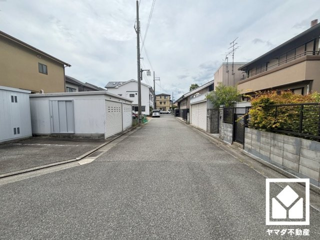 ゆったりとした道路幅があり車を選ばないのでお友達やお客様も訪れやすい環境です