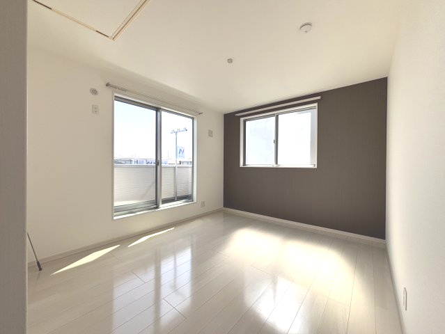 洋室7帖　2面採光・南向きバルコニーで陽当り良好です