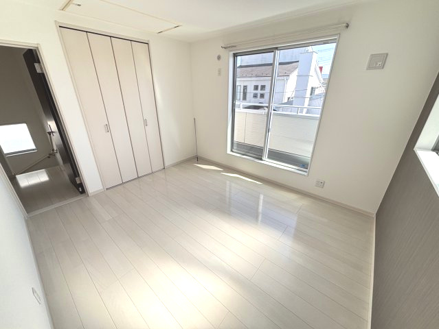 洋室7帖　2面採光・南向きバルコニーで陽当り良好です