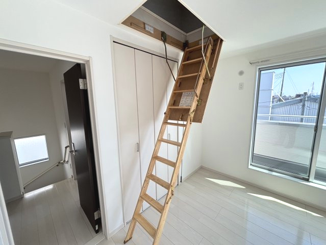 小屋裏収納付き