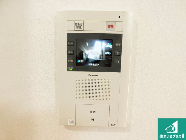 カラーモニターインターホン！声だけでなく来訪者の姿や顔がモニターで確認できるので、小さなお子様がいらっしゃるご家庭でも安心できます！