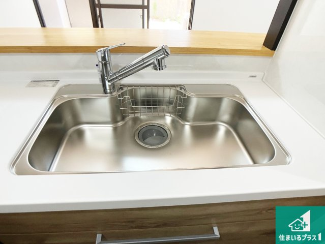 蛇口の先端に浄水器を内蔵しています！原水と浄水、お湯と冷水、シャワーの切替えがワンタッチなので用途によって使い分けられます。