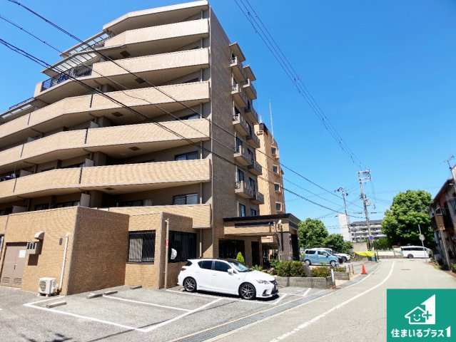 周辺は閑静な住宅街！前面道路広々で車の出し入れも便利です。駐車が苦手な方でも安心して車庫入れできます！