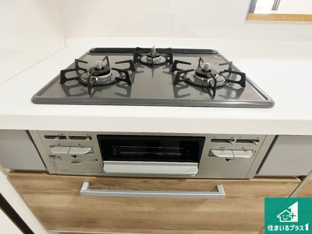 ダブル高火力Ｓｉセンサー付きコンロ！3口あるので、まとめて料理をする時も大活躍！