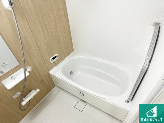 足をゆったり伸ばして寛げる浴槽です。窓が設けられていますので差し込む光が明るく穏やかな雰囲気にしてくれます♪浴室乾燥機も設置しているので、雨の日の洗濯物も安心です♪