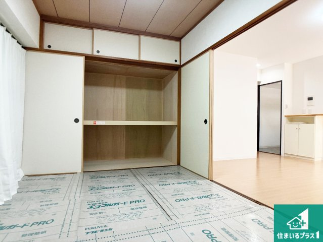 一室あると便利な和室は客間としてだけでなく、小さなお子様のプレイルームや食後のくつろぎスペースとしてもご利用いただけます。収納もついていますので大活躍間違いなし！