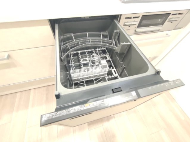 【食洗器】　後片付けが楽になる食器洗浄乾燥機付き！環境にも手荒れにも優しい、嬉しい設備です。