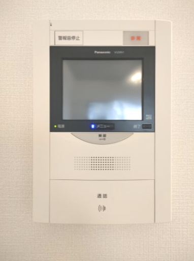 【TVモニター付きインターフォン】　来訪者を確認できるＴＶモニター付インターホンでセキュリティ面にも配慮。あると安心感があります。