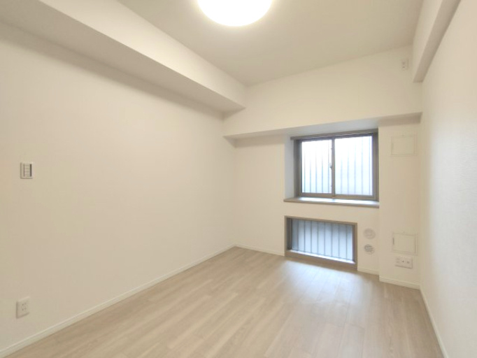【洋室約6.5帖】　広々とした洋室。主寝室や子ども部屋にいかがでしょうか？