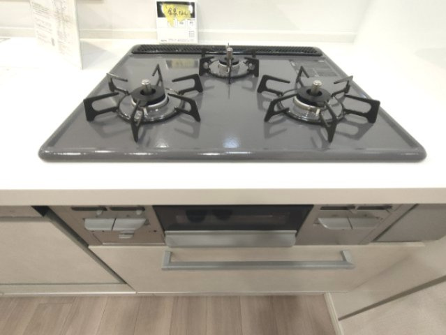 【3口コンロ】　3口コンロ、グリル付きでお料理のレパートリーも増えそうです。