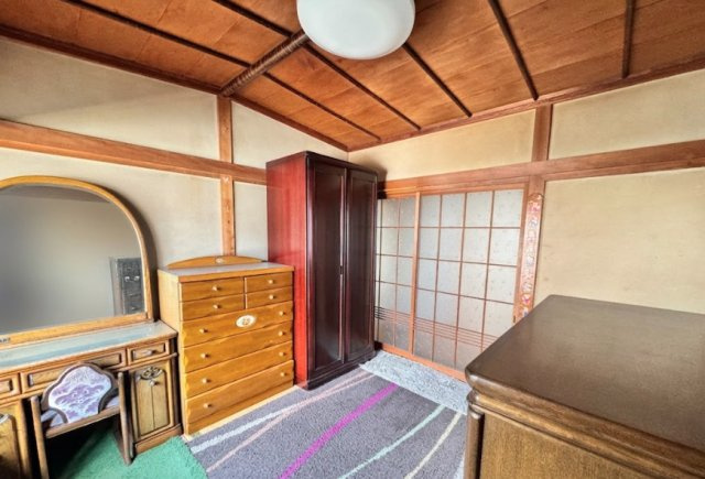 木目を活かした内装が温かみを演出する和室です。収納家具を配置しても圧迫感が少なく、寝室や趣味部屋としても使いやすい広さ。障子から差し込む柔らかな光が室内を優しく包み込みます。