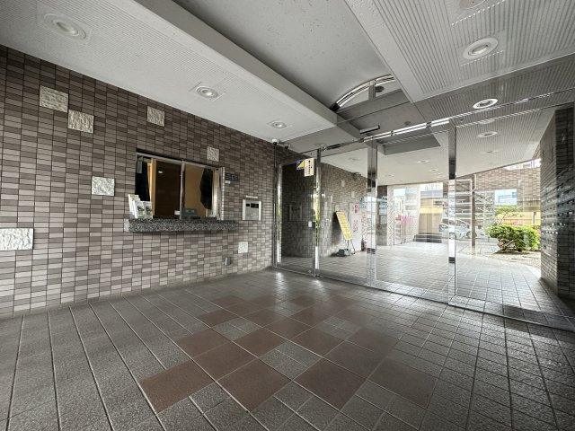 オートロック完備のマンションです。豪華なエントランスです。