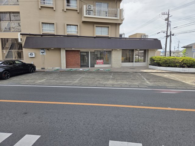 建物西側の駐車場は1日200円～借りられます。。月単位でも借りることができますよ！