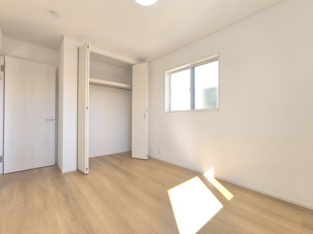 【5号棟・洋室A】5.2帖の洋室はベッドとデスクを楽々配置できる広さ！子供部屋としては十分な広さに仕上がっています。