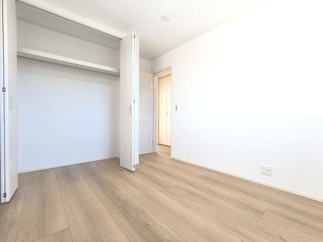【5号棟・洋室B】5.2帖の洋室はベッドとデスクを楽々配置できる広さ！子供部屋としては十分な広さに仕上がっています。