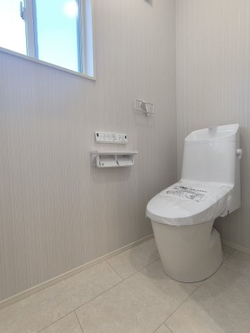 【トイレ】1階・2階ともに温水洗浄暖房便座を採用！フチがない形状なので黒ずみ汚れが付きにくく、お手入れ楽々。家計に嬉しい節水モデルです！