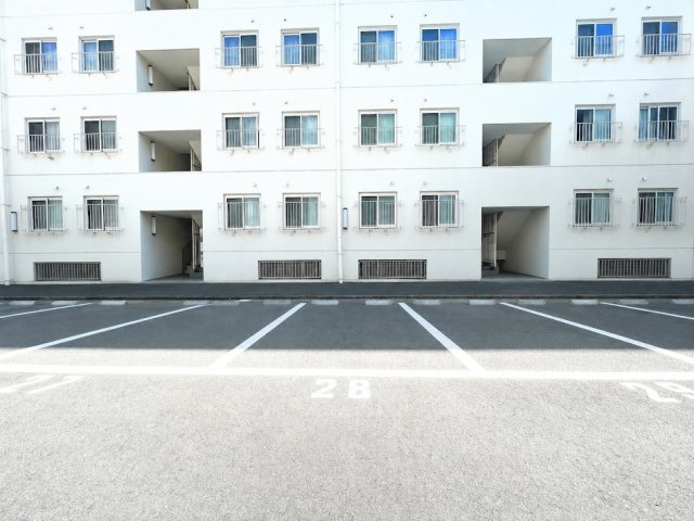 ◆ゆったりとした専用駐車スペースを確保しております。