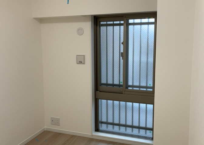 寝室でゆっくりと過ごすためにはベッド周りの適度な空間を担保することや窓の位置、照明の明るさ、寝室の広さなどを考える必要があります。自身や家族の構成とライフスタイルに併せて寝室にする部屋を選びましょう！
