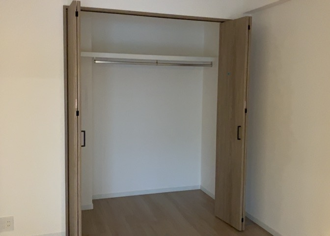 デザイン性を重視しすぎて収納が少なかった！なんてことにならないため、事前に現地で収納の数を確認しておくことをお勧めします。クローゼット以外にも床下収納や屋根裏収納、パントリーなどもチェックしましょう。