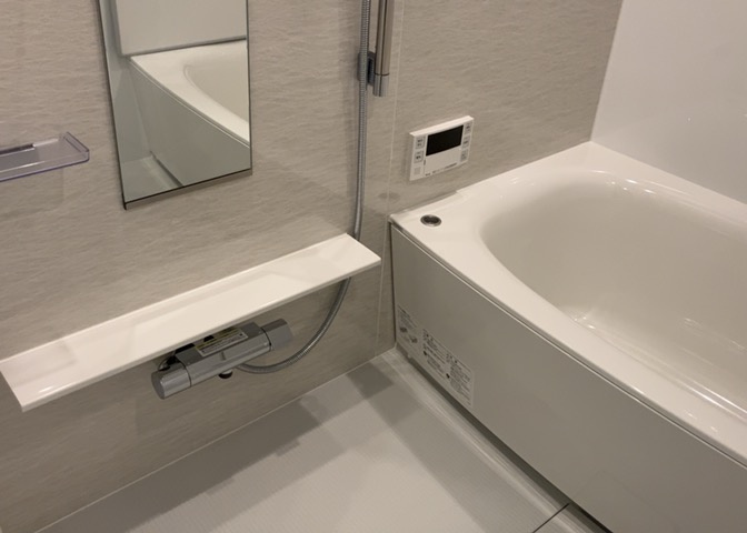 入浴時の快適さも大事なことですが、綺麗な状態を維持できなければ気持ちよく入浴できません。毎日の掃除が楽という点は大事なポイントになります！カビが生えにくく掃除がしやすい、壁や浴槽を選ぶといいでしょう。