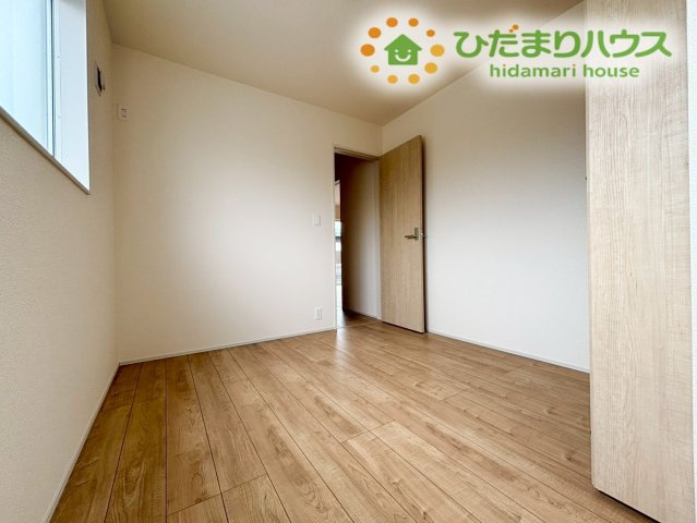 こちらの洋室にも専用のクローゼットがしっかり用意されています！小さいうちから「自分でお片付けをする習慣」が自然と身につく嬉しい設計♪お部屋におもちゃが散らかるのを防いで、すっきり暮らせます！