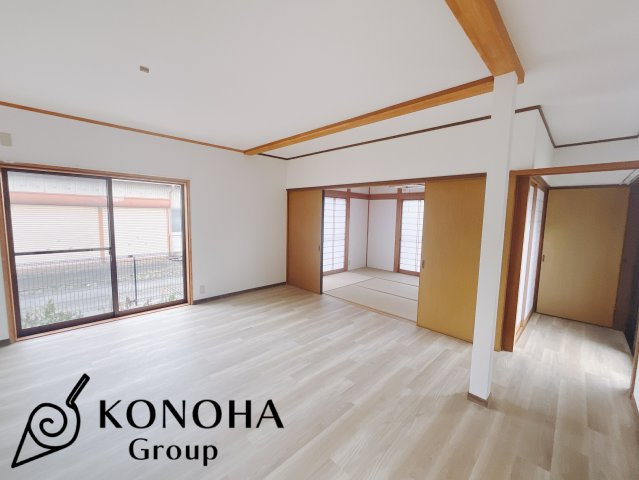 ■洋室｜落ち着きのある表情を見せるお部屋。太陽の光がたっぷり差し込むリビングは、自然とご家族が集まる居心地の良い空間です。