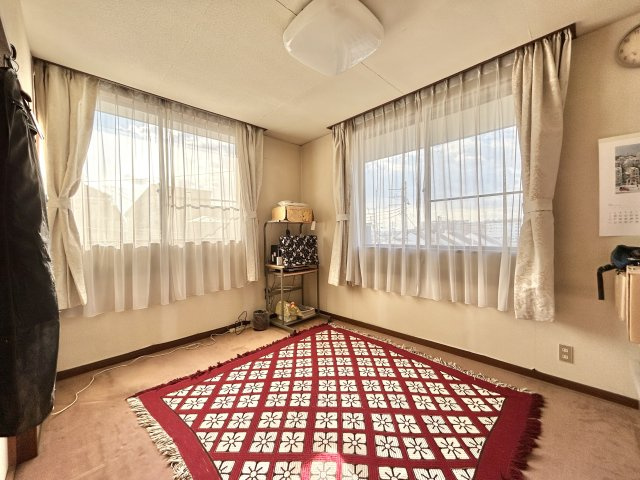 2階洋室6帖。2面採光で明るい空間です。