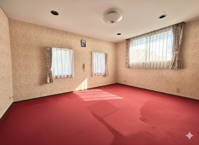 2階洋室10帖のお部屋は主寝室にいかがでしょうか。