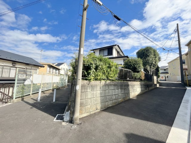 現地西側より外観写真。角地のため明るく開放感があります。