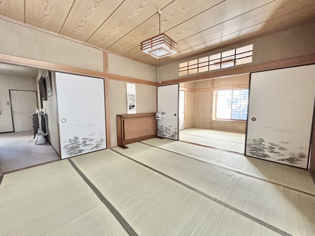 1階和室8帖。お隣の和室と繋げて14帖の大空間としても利用可能です。