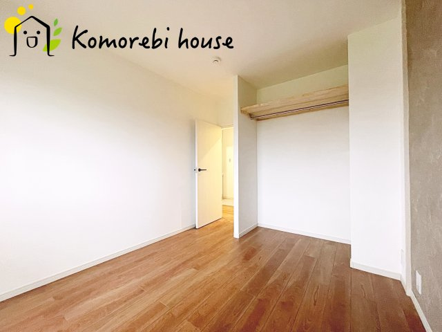 落ち着いた色調の寝室です