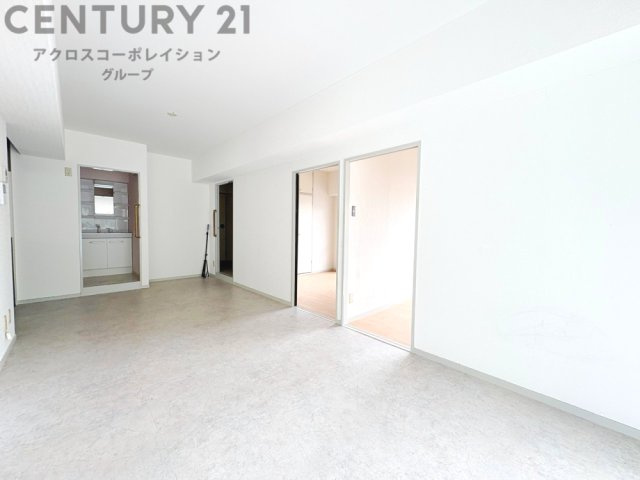 白を基調としたクロス・建具で室内明るい雰囲気となっています♪