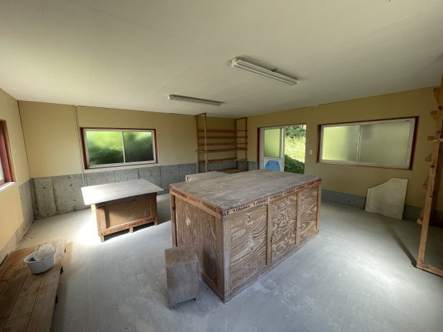 付属建物内装　　四面採光で明るい、土間仕上げの正方形空間。作業台付きで、工房や趣味のガレージに即活用できます