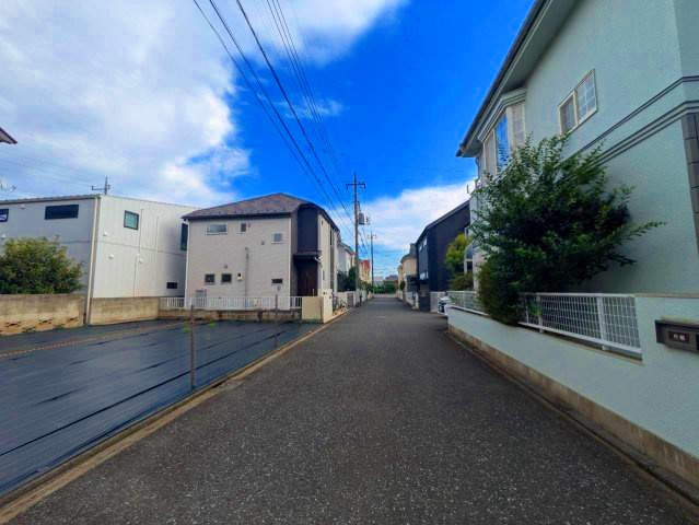 前面道路は広がりがあり、閑静な住宅街に位置する整形地。